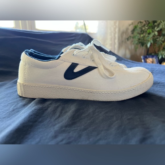 TRETORN white w/blue size 6 - Picture 1 of 5